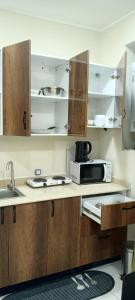 una cocina con fregadero y microondas en Résidence touristique marcadal, en Fort de lʼEau