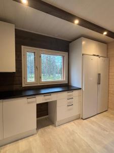 O bucătărie sau chicinetă la Pine Forest Hideout - Villa Tapiontytär