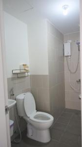 een badkamer met toilet en douche bij Holly's Place by Motorists Transient House in Biñan