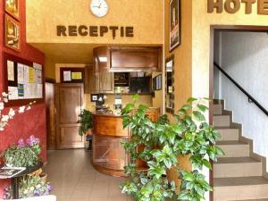 eine Hotellobby mit einer Uhr an der Wand in der Unterkunft Hotel Sonne in Sibiu
