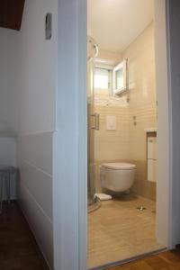 La salle de bains est pourvue d'une baignoire et de toilettes. dans l'établissement Apartmens Villa Antonio 88, à Brela