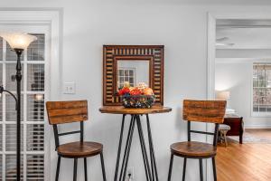 Dogwood AcresにあるFull The Clubhouse Hideawayの鏡付きテーブル
