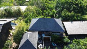 eine Aussicht auf ein Haus mit schwarzem Dach in der Unterkunft Serene Sunset Uluwatu in Uluwatu