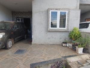Una furgoneta aparcada junto a un edificio con una ventana. en Todkars Villa, en Kolhapur
