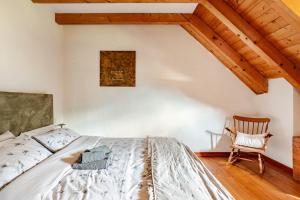 En eller flere senge i et værelse på Luxury Mountain Chalet Camporosso, Tarvisio + 34 billeder