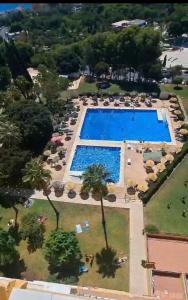 an aerial view of the pool at the resort at Apartamento Aguila in Benalmádena