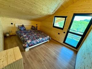 a bedroom with a bed in a wooden cabin at Chalet Valisoara Cluj in Vălisoara