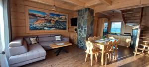 a living room with a couch and a table at Królowo Chatka Na Budzu in Czerwienne