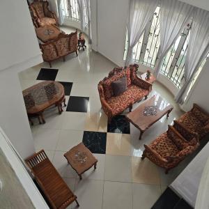 vista sul soffitto di un soggiorno con sedie e tavoli di Magnificent White House Semporna by The Minimalist a Semporna Altre 4 foto