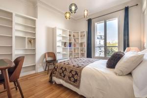 une chambre avec un lit, une fenêtre et un bureau dans l'établissement Luxury Flat Eiffel View 3BR 7 Guests, à Paris