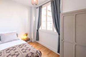 une chambre avec un lit et une fenêtre dans l'établissement Luxury Flat Eiffel View 3BR 7 Guests, à Paris 17 autres photos