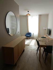 Μια τηλεόραση ή/και κέντρο ψυχαγωγίας στο Saint-Fons centre appartement meublé