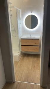 Ένα μπάνιο στο Saint-Fons centre appartement meublé