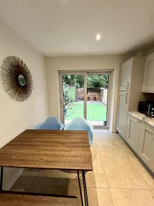 Køkken eller tekøkken på 3 Bedroom House with Parking