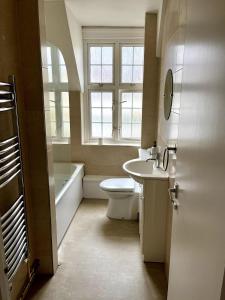 West Byfleetにある3 Bedroom House with Parkingのトイレ、洗面台、浴槽を備えたバスルーム
