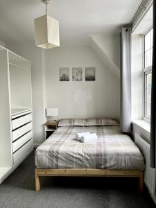 En eller flere senge i et værelse på 3 Bedroom House with Parking