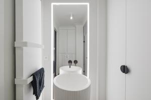 une salle de bain blanche avec un lavabo et des toilettes dans l'établissement Premium Sky - Apartament przy Enea Stadion Poznań, à Poznań