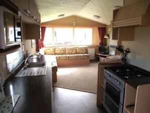 マインヘッドにあるButlins Minehead - Holiday Accommodation 1700のキッチン、リビングルーム(ソファ付)