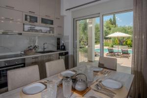 a kitchen and dining room with a table and chairs at Villa Niva in Ayios Kirikos
