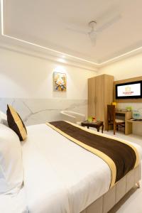 新德里Dahabi Era Delhi Airport - 9 min fr Airport的一间带大床和书桌的卧室