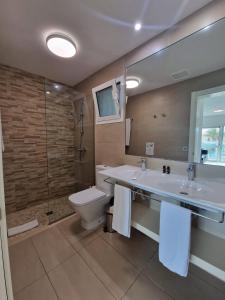 a bathroom with a sink and a toilet and a shower at Casa Luna de Luxe, Anlage mit beheiztem Pool, strandnah in Costa Calma