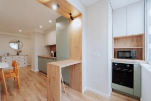 Una cocina o cocineta en NEW City Center, 2BR Shops, Buses & Cafés