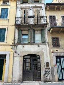 Το κτήριο όπου στεγάζεται  το διαμέρισμα