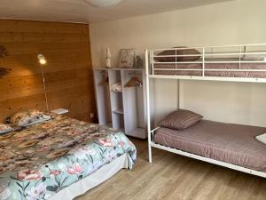 Postel nebo postele na pokoji v ubytování Gîte de la falaise