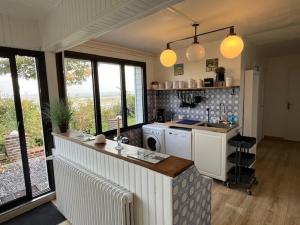 Kuchyň nebo kuchyňský kout v ubytování Gîte de la falaise