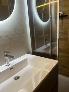 een badkamer met een witte wastafel en een douche bij Gerhards Landhaus in Wagrain