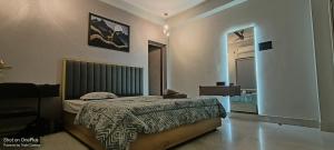 Ένα ή περισσότερα κρεβάτια σε δωμάτιο στο 3BHK Family Apartment & Deluxe Private Rooms near EM Bypass, Kolkata