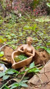 a statue of a person sitting in a bath tub at Casita Amor in Puerto Libertad