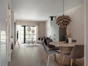 a living room with a table and a couch at Lindvallen Ski In Söderåstorget in Sälen