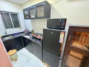 Η κουζίνα ή μικρή κουζίνα στο Studio - 27, One Bedroom Apt- Bandra west