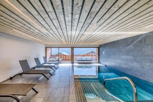 Bazén v ubytování Le Roc At Le Montagnier Spa & Pool nebo v jeho okolí