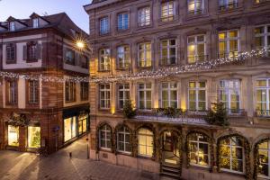 斯特拉斯堡Hôtel Gutenberg的一群有圣诞灯的建筑