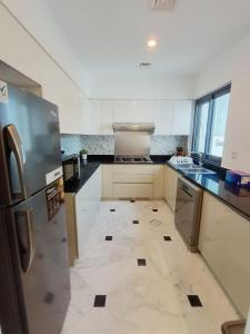 Η κουζίνα ή μικρή κουζίνα στο Dubai Hills Mahek Holiday Villa