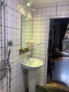 Ένα μπάνιο στο Hidden Gem Home 1 42 Hàng đào , Hà Nội +51 φωτογραφίες