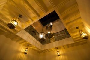 une rangée de lumières suspendues au plafond dans l'établissement Riad Dar Tiflet, à Marrakech