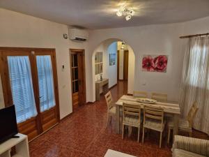 Posezení v ubytování Villa María espaciosa y cálida con piscina privada