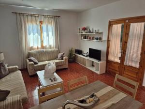 Posezení v ubytování Villa María espaciosa y cálida con piscina privada