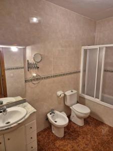 Koupelna v ubytování Villa María espaciosa y cálida con piscina privada