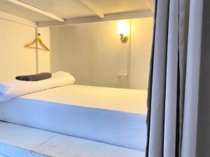 Postel nebo postele na pokoji v ubytování Nomad Stay Hostel with Coworking Space