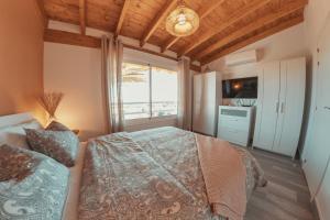 サンミゲル・デ・アボナにあるLuxurious apartment in southern Tenerifeの大きなベッドと窓のある寝室