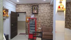 a room with a vending machine and a chair at Hotel Sai Leela in Amarnāth