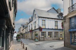 an empty street in a city with buildings at Gite Cours Péan in Châteaugiron
