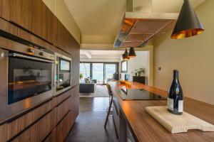 eine Küche mit einer Flasche Wein auf der Theke in der Unterkunft Le Cristal - Prestigieux appartement au Lac d'Annecy in Doussard