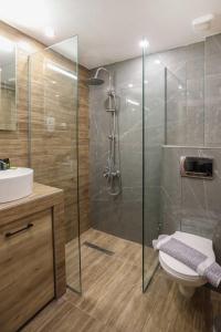une salle de bain avec une douche en verre et des toilettes dans l'établissement Downtown Seaside Studios, à Thessalonique 94 autres photos