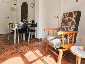 Una sala de estar con una silla y una mesa. en Close to the beach Fuengirola, en Santa Fe de los Boliches