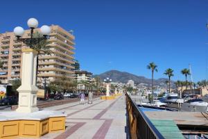 Una farola en una acera junto a un puerto deportivo en Close to the beach Fuengirola, en Santa Fe de los Boliches